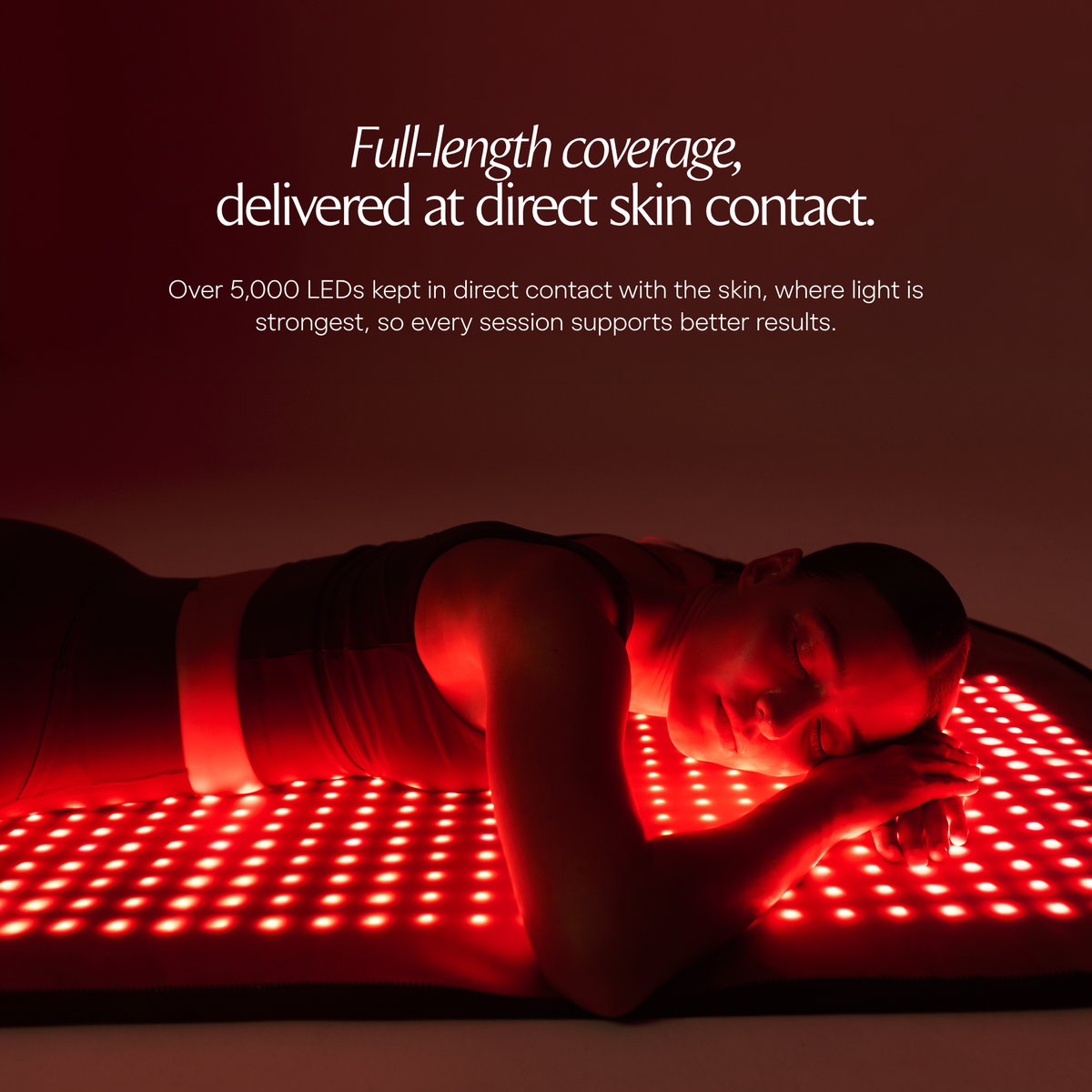 Immagine a figura intera di una donna sdraiata su un tappetino LED Restora acceso